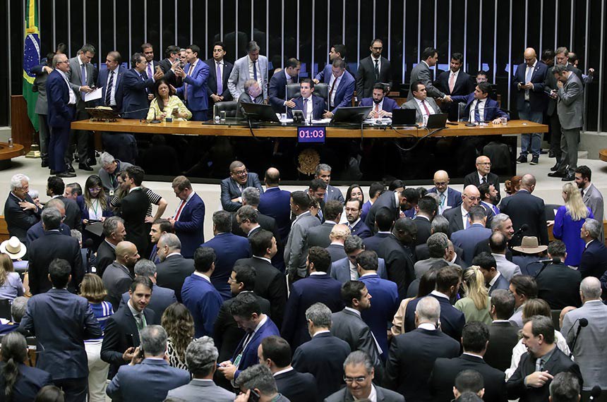 Senadores debatem no plenário
