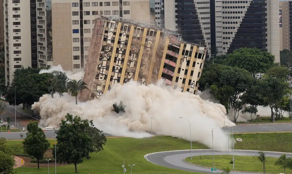 Tradicional hotel de luxo é implodido no centro de&nbsp;Brasília