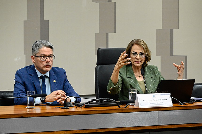 Alessandro Vieira e Damares Alves durante reunião da Comissão de Direitos Humanos do Senado (CDH)